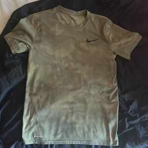🏁Nike Men's Camo Dri-FIT Shirt Sz Small